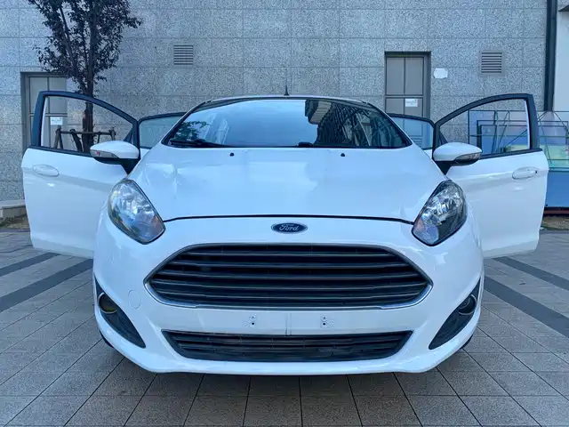 Ford Carnival Carnival 2013 Hatchback 1.5l Automatic Stylish Model — фото
