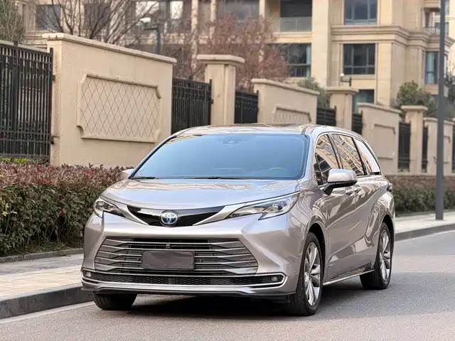Toyota Sienna Sienna 2023 2.5l Hybrid Premium Edition — фото