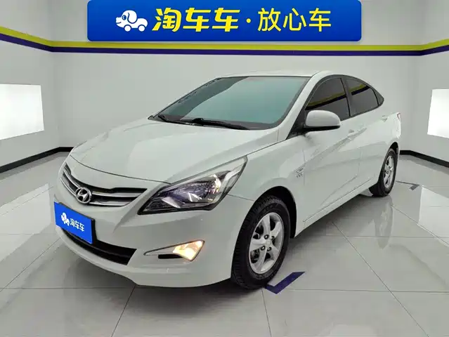 Hyundai Reina Rena 2016 1.4l Automatic Intelligent Gls — фото