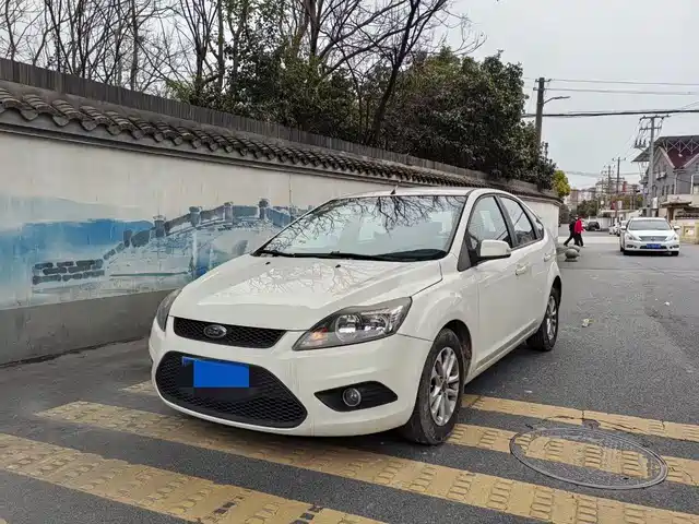 Ford Fox Focus 2013 Hatchback Classic 1.8l Automatic Basic Model — фото