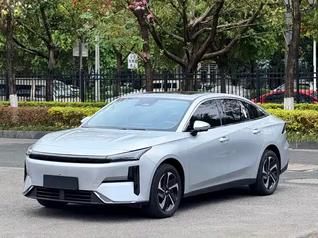 Geely Galaxy Galaxy L6 Galaxy L6 2025 Em-I 140km Starship Edition — фото