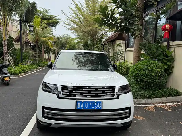 Land Rover Range Rover Range Rover 2023 3.0 L6 400ps Extended Edition — фото