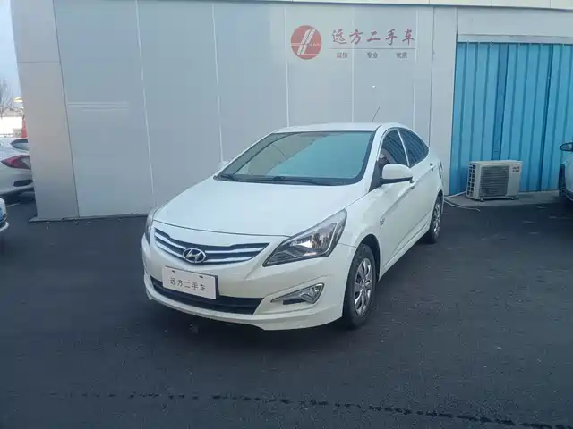 Hyundai Reina Rena 2014 1.4l Manual Fashion Gs — фото