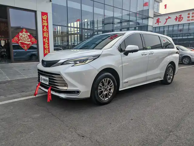 Toyota Sienna Sienna 2023 2.5l Hybrid Comfort Edition — фото