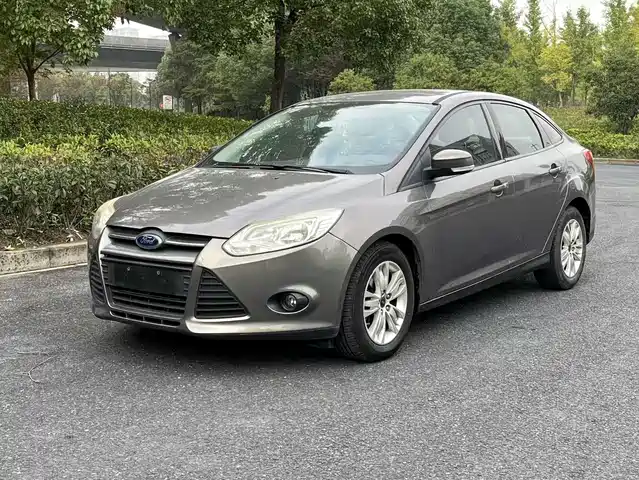Ford Fox Focus 2014 Hatchback Classic 1.8l Manual Cool White Collector'S Edition — фото