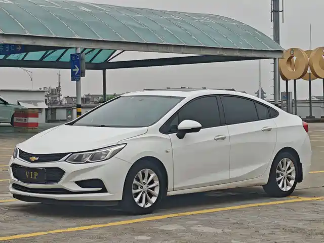 Chevrolet Cruze Cruze 2017 1.5l Automatic Pioneer Sunroof Edition — фото