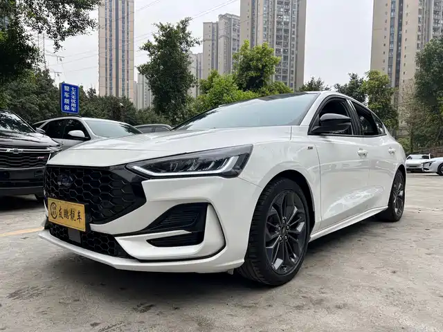 Ford Fox Focus 2022 Sedan Ecoboost 180 Automatic St Line — фото