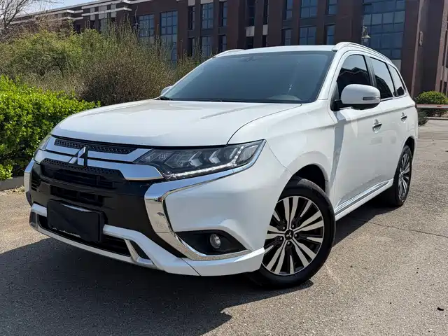 Mitsubishi Outlander Outlander 2021 2.4l Four-Wheel Drive Exclusive Version 7 Seats — фото