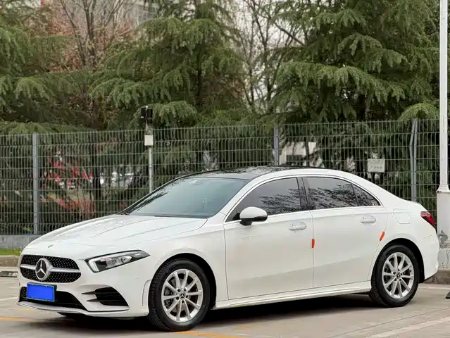 Mercedes-Benz Mercedes Benz A Class Mercedes-Benz A-Class 2021 A 200 L Sports Sedan Fashionable — фото