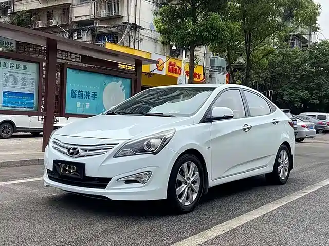 Hyundai Reina Rena 2016 1.4l Manual Smart Gls — фото