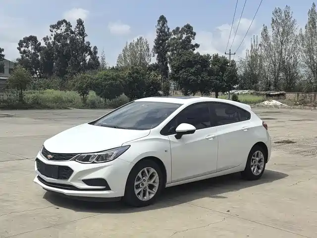 Chevrolet Cruze Cruze 2018 Hatchback 320 Automatic Pioneer Sunroof Edition — фото