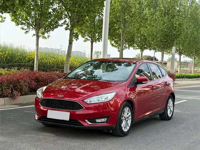 Ford Fox Focus 2015 Hatchback Ecoboost 125 Automatic Super Stylish Model — фото