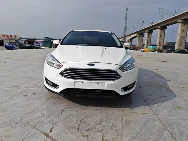 Ford Fox Focus 2015 Sedan Ecoboost 125 Automatic Super Stylish Model — фото