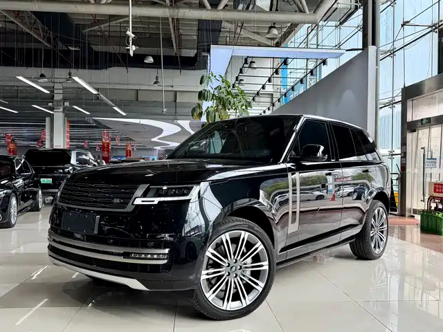 Land Rover Range Rover Range Rover 2023 3.0 L6 360ps Grand Edition — фото