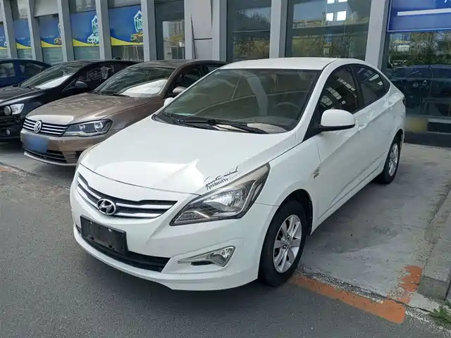 Hyundai Reina Reina 2014 1.4l Manual Smart Gls — фото