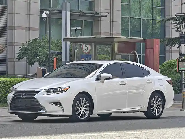 Lexus Lexus Es Lexus Es 2015 300h Comfort Edition — фото
