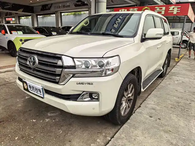 Toyota Land Cruiser (Imported) Land Cruiser (Imported) 2015 4.6l V8 Middle East Limited Edition — фото