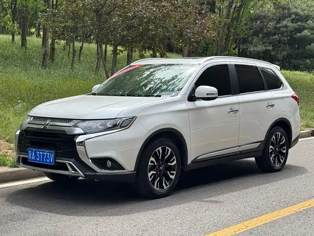 Mitsubishi Outlander Outlander 2021 2.4l Four-Wheel Drive Exclusive Version, 5 Seats — фото