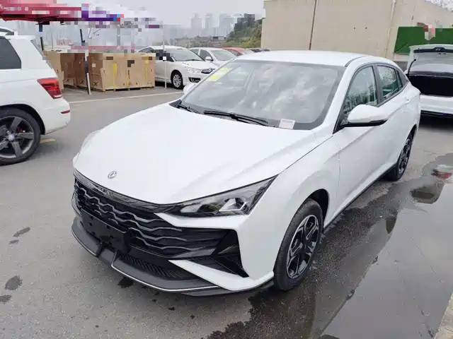 Dongfeng Fengshen Yixuan Yixuan 2025 1.5L automatic luxury model — фото