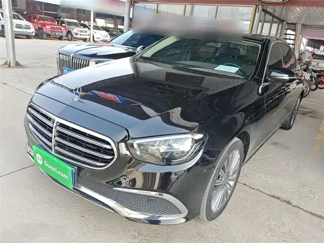 Mercedes-Benz Mercedes-Benz E-Class Mercedes-Benz E-Class 2022 Model Two E 300 L Fashion Model — фото