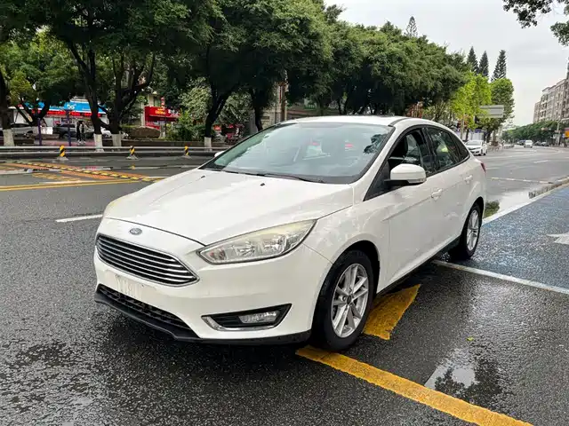 Ford Fox Focus 2015 Sedan 1.6l Automatic Comfort Type — фото