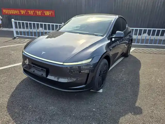 Tesla Model Y Model Y 2026 long-range all-wheel drive version — фото