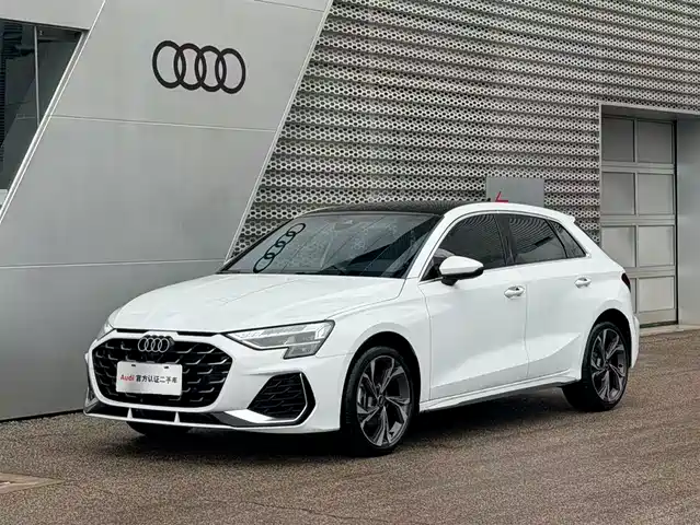 Audi Audi A3 Audi A3 2025 Sportback 35tfsi Flying Spur Exclusive Model — фото