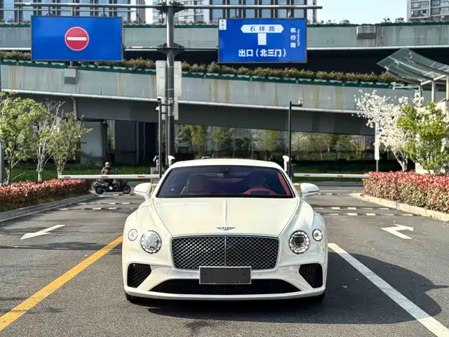 Bentley Continental Continental 2024 4.0t Gt V8 — фото