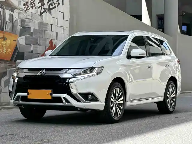 Mitsubishi Outlander Outlander 2021 2.4l Four-Wheel Drive Exclusive Version 7 Seats — фото