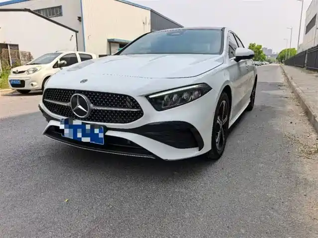 Mercedes-Benz Mercedes Benz A Class Mercedes-Benz A-Class 2023 A 200 L Fashion Model — фото