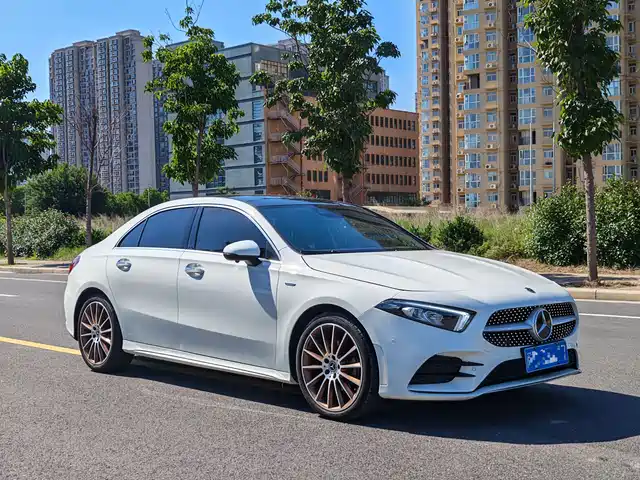 Mercedes-Benz Mercedes Benz A Class Mercedes-Benz A-Class 2019 A 200 L Sports Sedan First Special Edition — фото