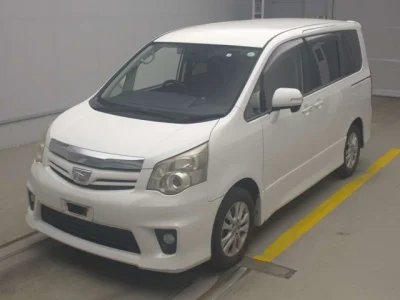 Toyota Noah — фото
