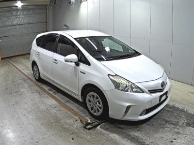 Toyota Prius Alpha — фото
