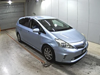 Toyota Prius Alpha — фото