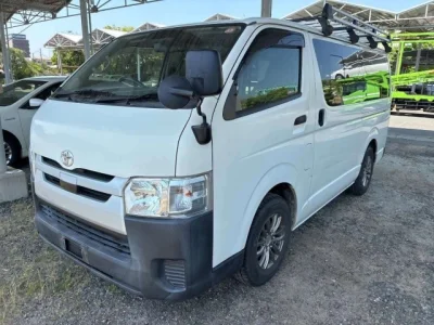 Toyota HiAce Van — фото