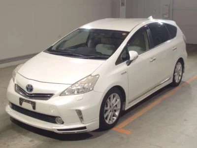 Toyota Prius Alpha — фото