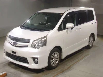 Toyota Noah — фото
