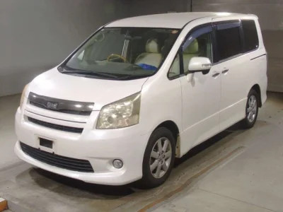 Toyota Noah — фото