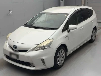 Toyota Prius Alpha — фото