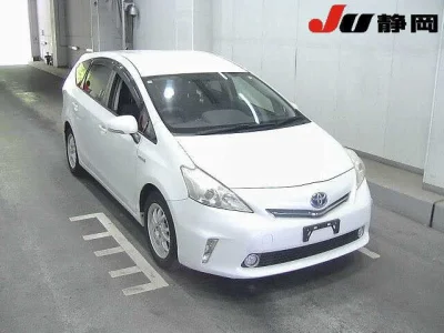 Toyota Prius Alpha — фото