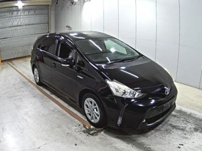 Toyota Prius Alpha — фото