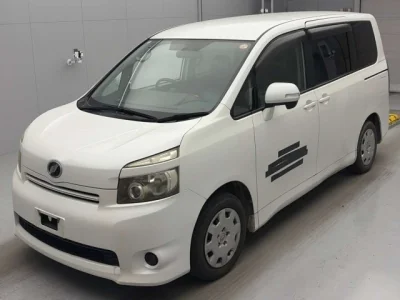 Toyota Voxy — фото