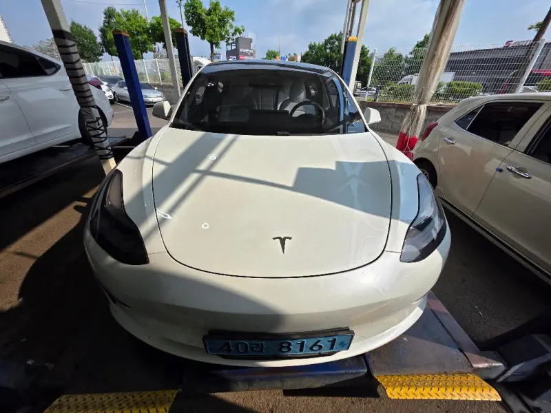 Tesla Model 3 — фото