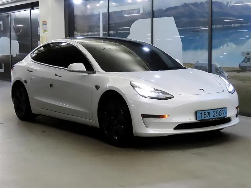 Tesla Model 3 — фото