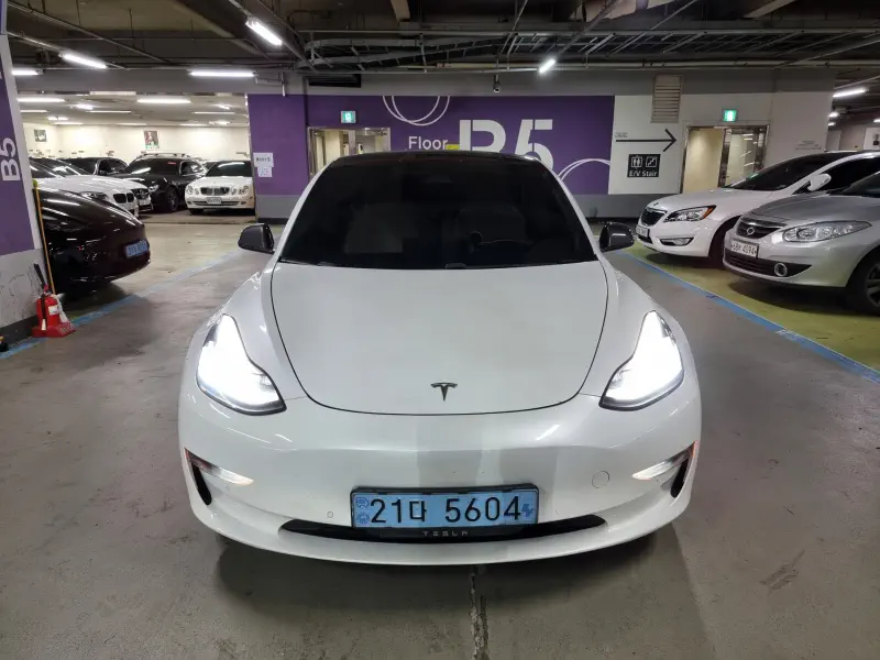 Tesla Model 3 — фото