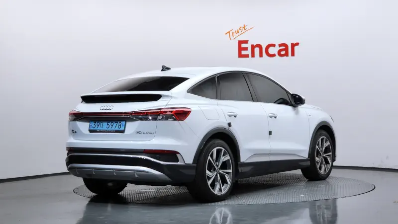 Audi Q4 e-tron — фото 2