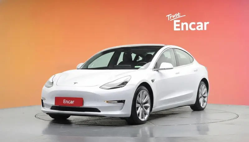 Tesla Model 3 — фото