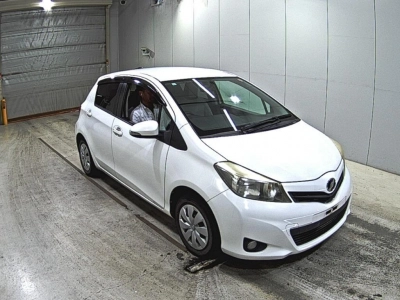 TOYOTA VITZ — фото