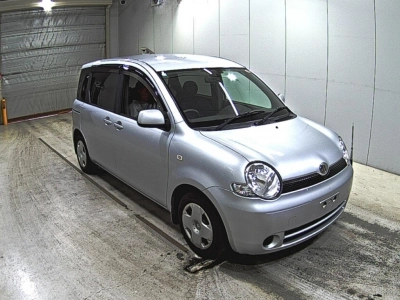 TOYOTA SIENTA — фото