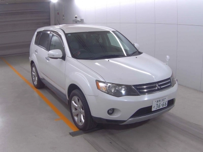 MITSUBISHI OUTLANDER — фото